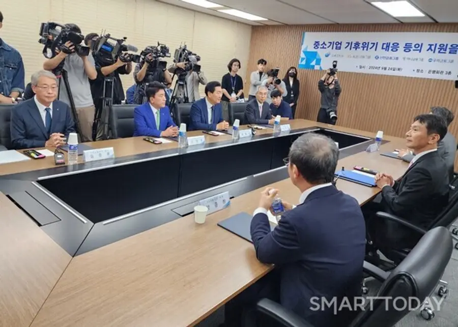 지난 9월 중소기업 기후위기 지원 업무협약식에서 이복현 금융감독원장(오른쪽)이 굳은 표정의 임종룡 우리금융그룹 회장(왼쪽)을 응시하고 있다. [출처: 스마트투데이]