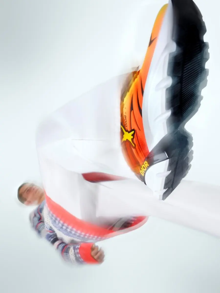 곡선미가 돋보이는 디올 'B44 BLADE 스니커즈'