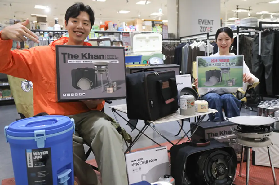 이마트 청계천점에서 모델들이 ‘맥스 X 800도씨’ 콜라보 캠핑 상품들을 소개하고 있다. (사진제공=이마트)