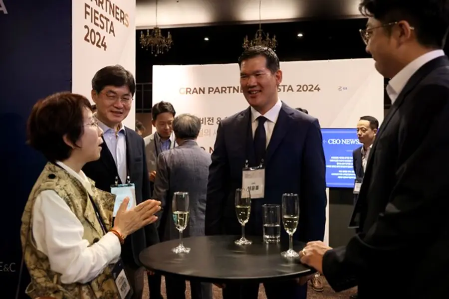 허윤홍 GS건설 대표와 협력사 대표들이 자유로운 분위기 속에 생협력 방안에 대한 의견을 나누고 있다 (사진제공=GS건설)