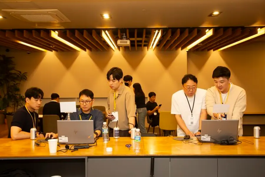 기술 컨퍼런스 ‘AI READY’ 체험존에서 현대엔지니어링 임직원들이 플랜트 특화 LLM 서비스를 체험해보고 있다.(사진제공=현댄엔지니어링)