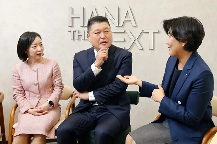 하나금융그룹은 신규 브랜드 ‘하나 더 넥스트’의 광고모델로 발탁된 방송인 강호동(가운데)이 ‘하나 더 넥스트’ 라운지 1호점에서 시니어 전문 상담 인력 '하나 더 넥스트 매니저'의 상담을 받고 있다. [출처: 하나금융그룹]