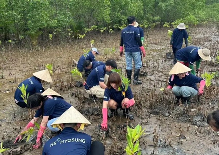 HS효성첨단소재가22일 베트남 짜빈 지역에서 맹그로브 묘목을 심는 활동을 펼쳤다. (사진제공=HS효성첨단소재)