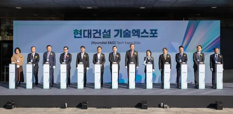 현대건설 윤영준 사장(오른쪽에서 7번째)과 건설 업계 주요 인사들이 '현대건설 기술엑스포 2024' 오프닝 세리머니를 진행하고 있다. (사진제공=현대건설)
