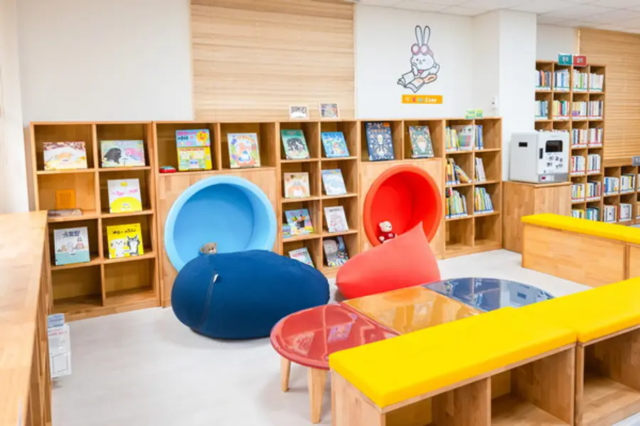 원목 소재를 사용한 관인도서관 내부 [출처: KB국민은행]