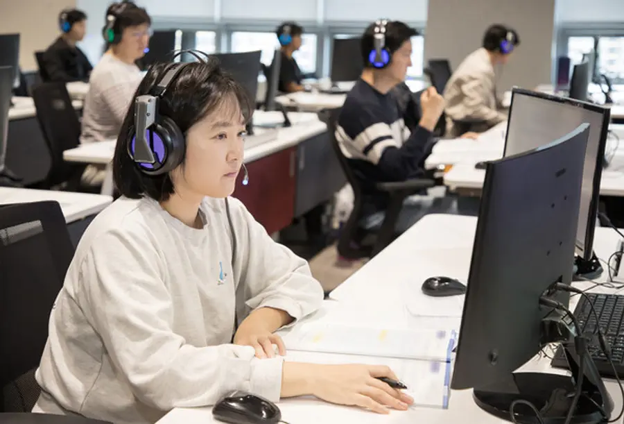 지난 19일 경기도 용인에 위치한 삼성전자 인재개발원에서 삼성전자 감독관들이 응시자들을 대상으로 예비 소집을 진행하고 있는 모습. 