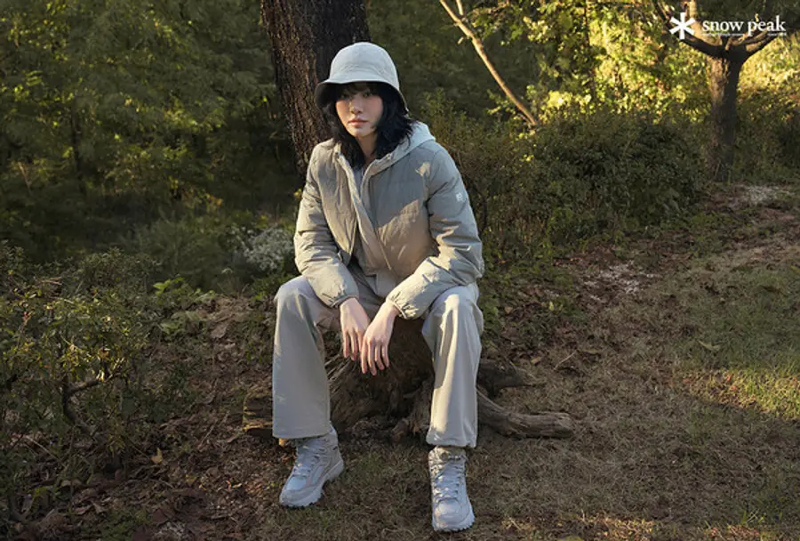 스노우피크의 랜드 여성 경량 다운 자켓 박규영 화보 (사진제공=스노우피크)
