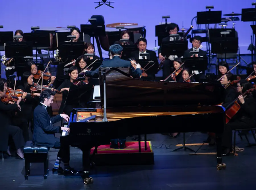 지난 30일 대전예술의전당 아트홀에서 열린 '제14회 동서커피클래식'에서 피아니스트 조재혁이 공주시충남교향악단(지휘 정나라)과 협연을 펼치고 있다. 