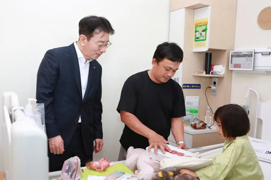 이재근 KB국민은행장이 심장병 수술을 받은 어린이와 부모에게 인형과 선물을 전달했다. [출처: KB국민은행]