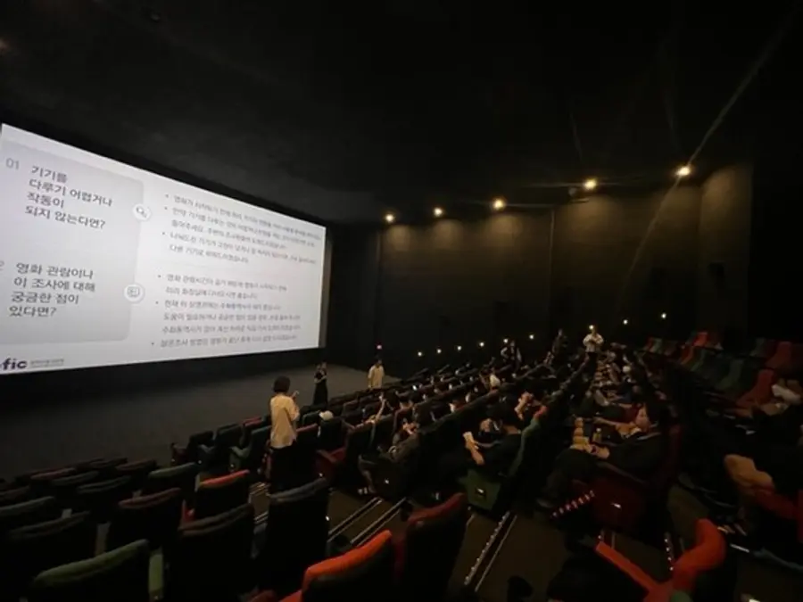 [사진2] 복권기금을 활용해 도입한 장애인동시관람(폐쇄형) 장비 사용법을 듣고 있는 관객의 모습