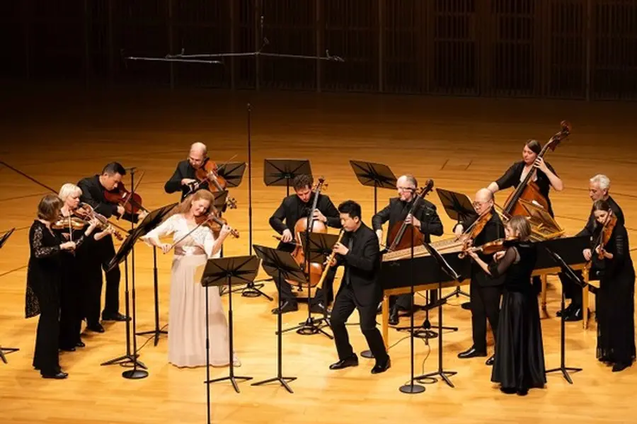 지난 11월 1일 진행된 제35회 이건음악회 서울 롯데콘서트홀 현장. 초청 연주자인 타펠무지크 바로크 오케스트라와 협연 중인 레이첼 포저(바로크 바이올리스트)와 신용천(바로크 오보이스트).