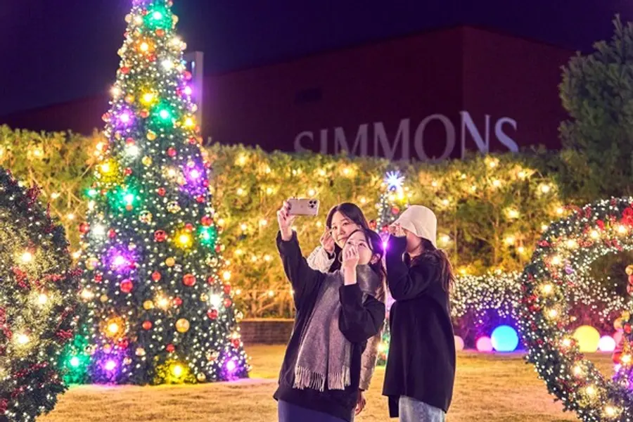 시몬스 테라스에 설치된 크리스마스 트리와 일루미네이션 (사진제공=시몬스침대)