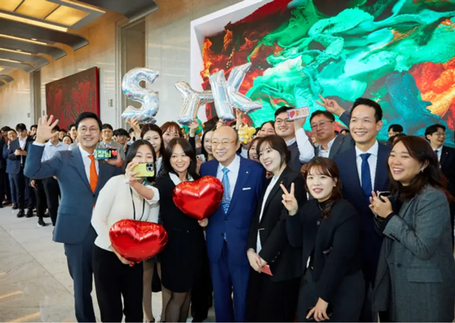 한화그룹 김승연 회장이 한화자산운용 현장경영을 마치고 63빌딩을 떠나는 길에 점심식사 후 복귀하던 200여 명의 직원이 환송하고 있다.