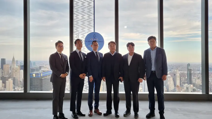 대우건설 정진행 부회장(왼쪽에서 네 번째)을 비롯한 실무진이 지난 10월 31일 뉴욕에서 글로벌 시행사인 Brookfield Asset Management와 면담했다. (사진제공=대우건설)