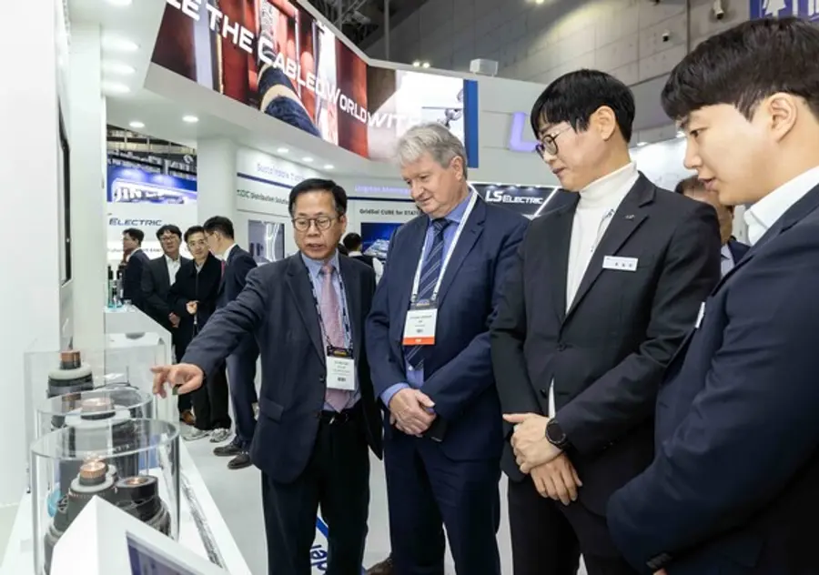 방문객들이 ‘빅스포(BIXPO) 2024’ LS전선 전시관을 관람하고 있다. (사진제공=LS전선)