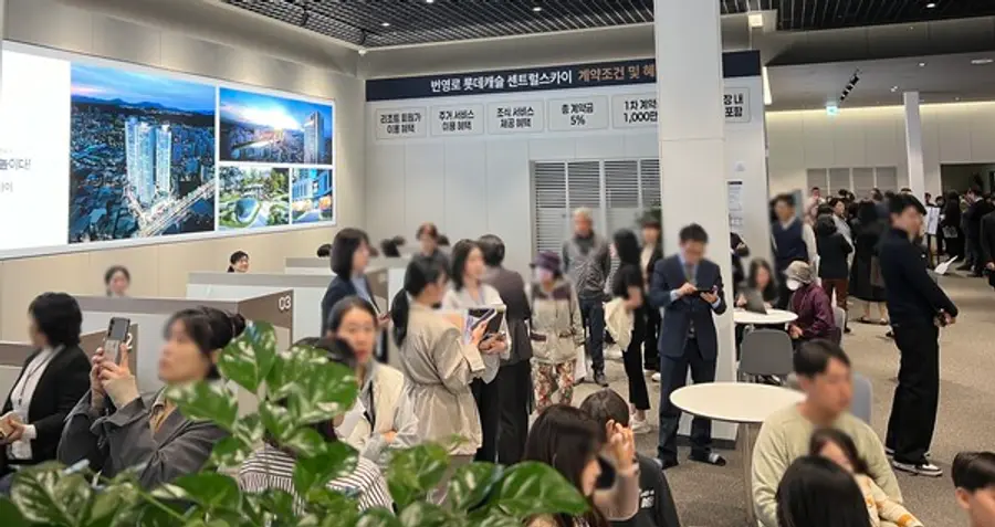 8일 문을 연 울산 번영로 롯데캐슬 센트럴스카이 견본주택에 많은 인파가 몰려 북적였다. (사진제공=롯데건설)
