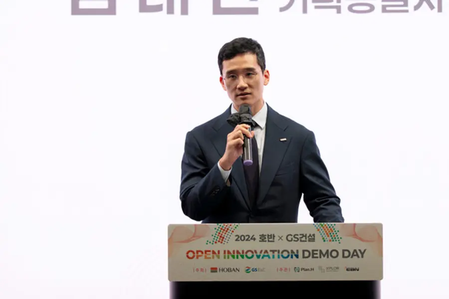 김대헌 호반그룹 기획총괄사장이 ‘2024 호반XGS건설 오픈이노베이션 데모데이’에서 인사말을 하고 있다. (사진제공=호반그룹)