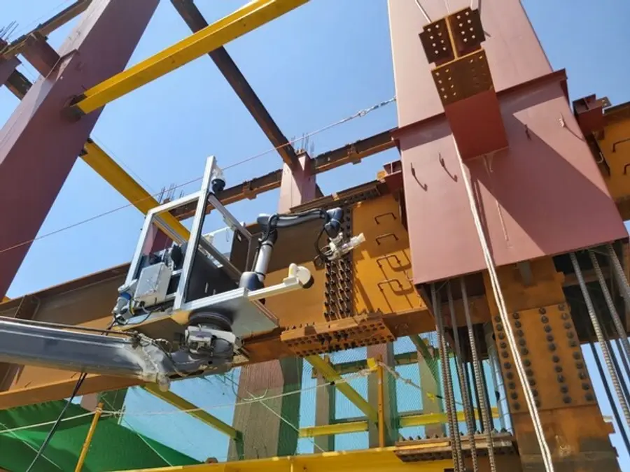 건설 현장에 투입된 철골 볼트 조임 자동화 로봇 (사진제공=삼성물산)