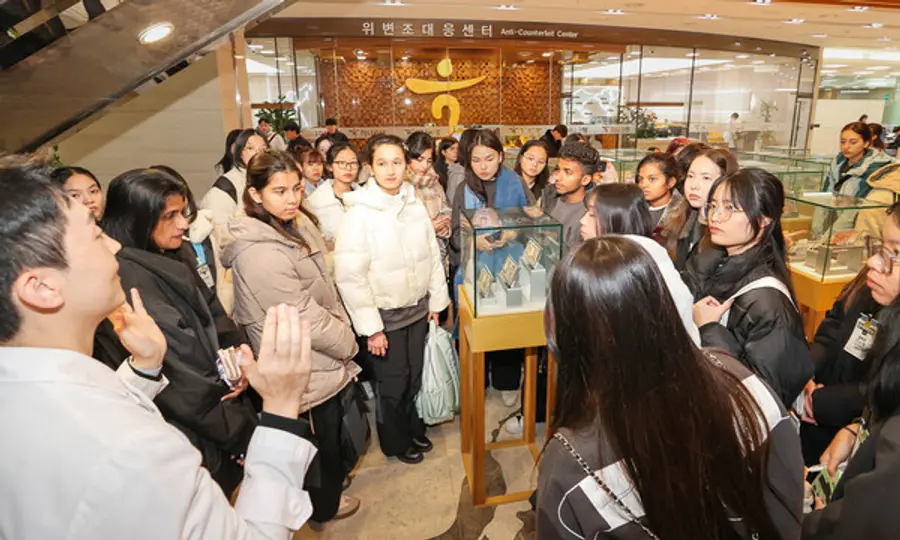 위폐 감별 교육을 받은 해외 청소년들 [출처: 하나은행]