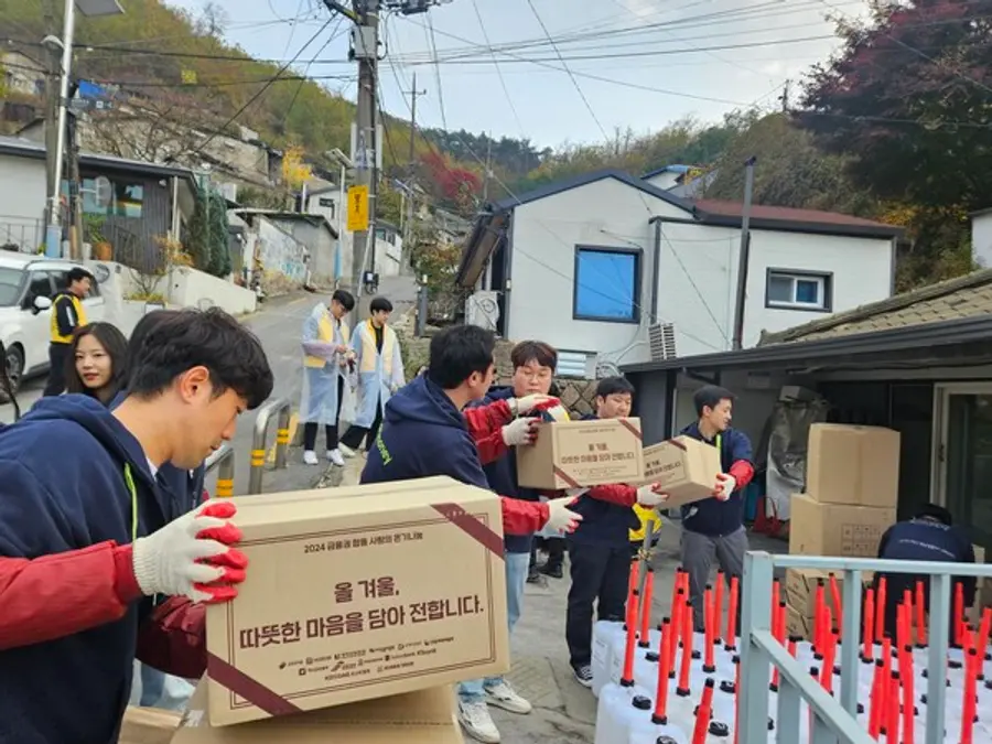 난방유와 온기 패키지를 옮기는 케이뱅크 직원들 [출처: 케이뱅크]