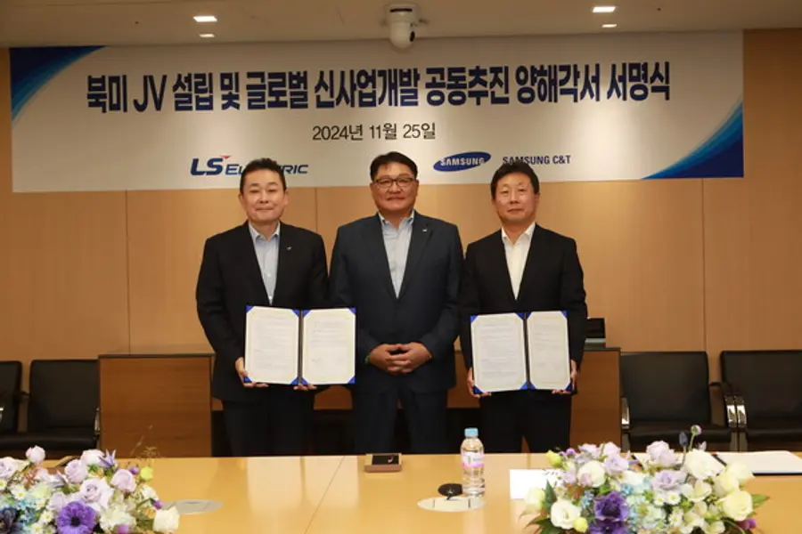 왼쪽부터 김종우 LS일렉트릭 사장, 구자균 LS그룹 회장, 이재언 삼성물산 사장