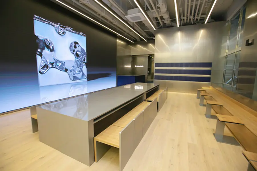 토스뱅크 라운지의 전체적인 톤은 우드 앤드 스틸(wood & steel)이다. 넓고 높은 공간감과 개방감을 강조해 고객과의 투명한 소통을 이어가겠다는 의지를 담았다. [출처: 토스뱅크]