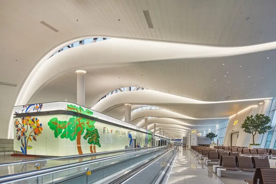 인천국제공항 제2여객터미널 탑승게이트 주변 (사진제공=한화 건설)