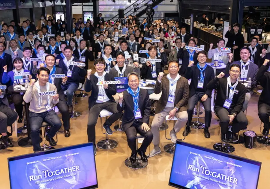 이날 행사에 참석한 진옥동 신한금융 회장(가운데)이 신한 퓨처스랩 동문기업, 신한금융 관계자들과 기념촬영을 하고 있다. [출처: 신한금융그룹]