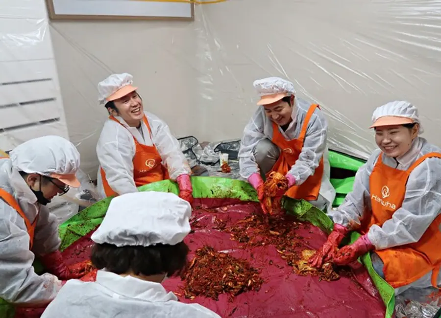 김장나눔 봉사활동에 참여한 한화 임직원들이 김장을 담그고 있다. (사진제공=한화)