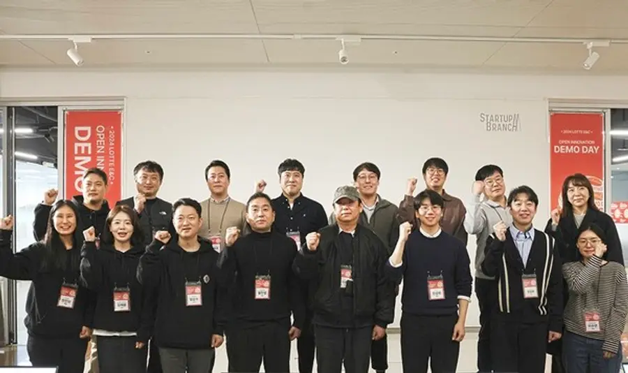 지난 9일 서울 삼성동 코엑스에서 롯데건설, 스타트업 등 관계자들이 데모데이를 진행하고 기념촬영을 하고 있다. (사진제공=롯데건설)