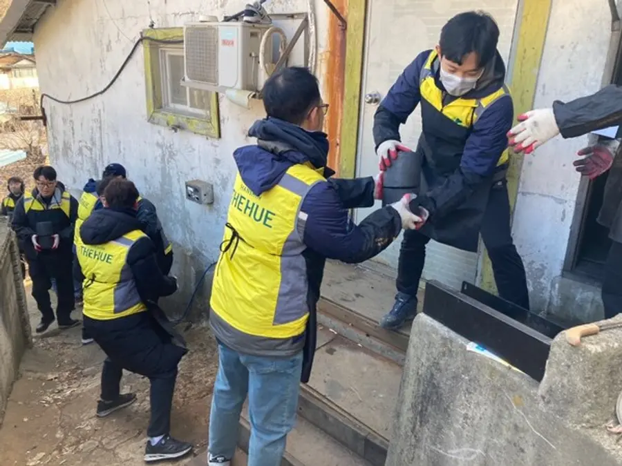 한신공영 사내봉사단체인 ‘한신孝봉사단’ 임직원들이 ‘사랑의 연탄나눔’ 봉사활동을 진행하고 있다. (사진제공=한신공영)