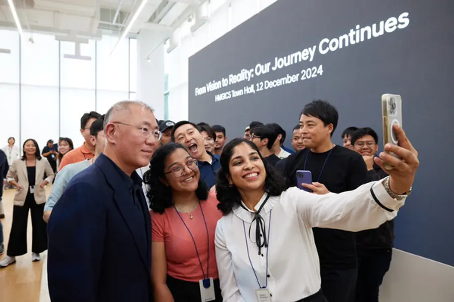 타운홀미팅이 끝난 후 HMGICS 직원들과 셀피를 촬영하고 있는 정의선 회장.