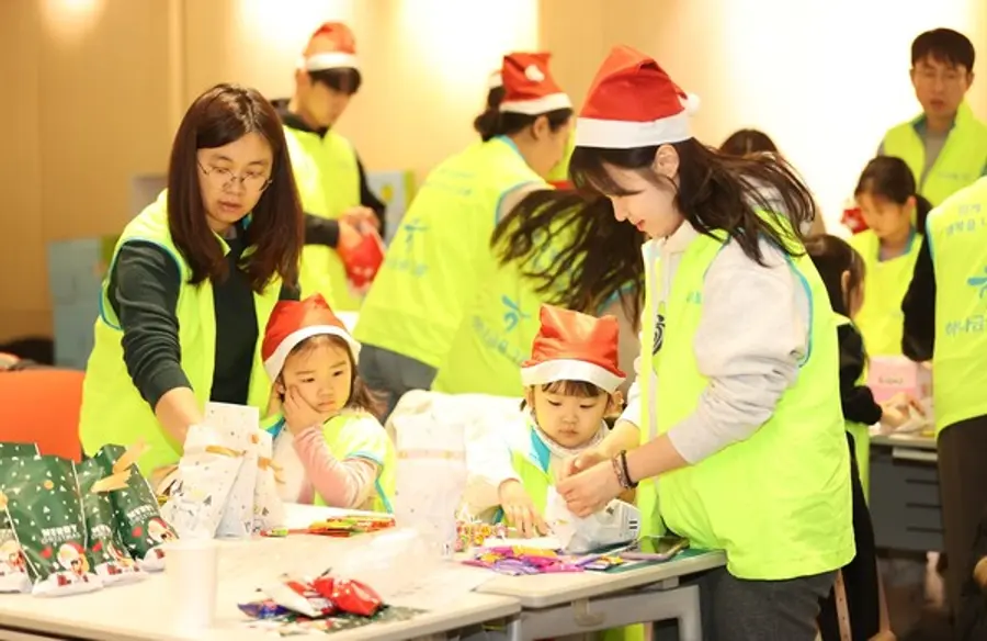 행복상자를 포장하는 하나사랑봉사단. [출처: 하나금융그룹]