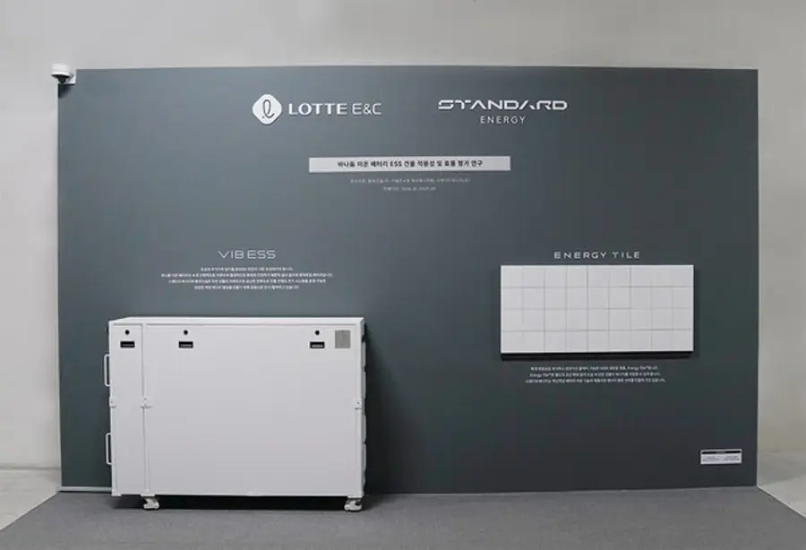 롯데건설 본사에 설치된 ‘바나듐 이온 배터리 에너지저장장치(VIB ESS)’(사진 좌측)와 에너지타일(사진제공=롯데건설)