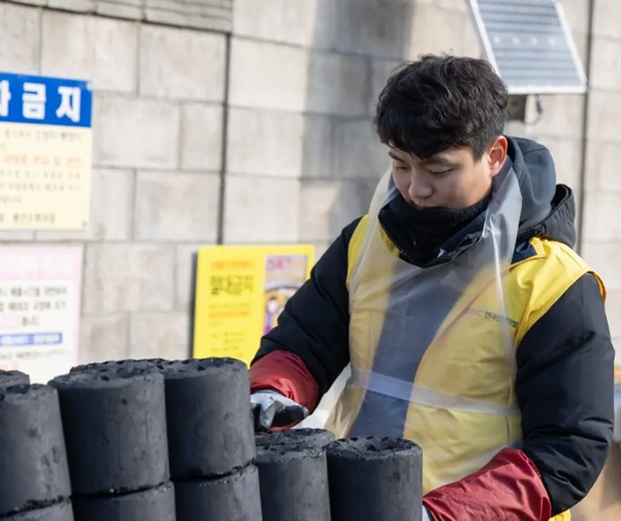 HDC현대산업개발과 HDC그룹 임직원들이 17일 서울시 용산구 이촌로 일대에서 사랑의 연탄 나눔 봉사활동을 진행했다. (사진제공=HDC현대산업개발)