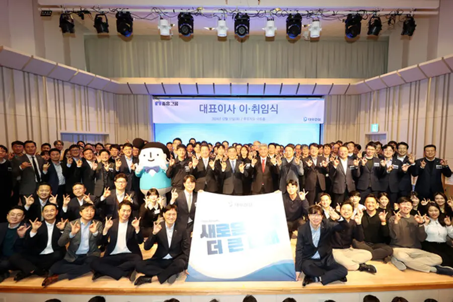 대우건설 대표이사 이취임식 참석자들이 단체사진을 촬영하고 있다. (사진제공=대우건설)