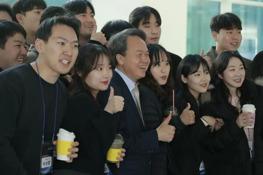 진옥동 신한금융 회장(가운데)이 지난 18일 경기도 기흥 신한은행 블루캠퍼스에서 열린 그룹 신입직원 공동 연수 현장을 찾아 그룹 신입직원들과 기념촬영을 하고 있다. [출처: 신한금융그룹]