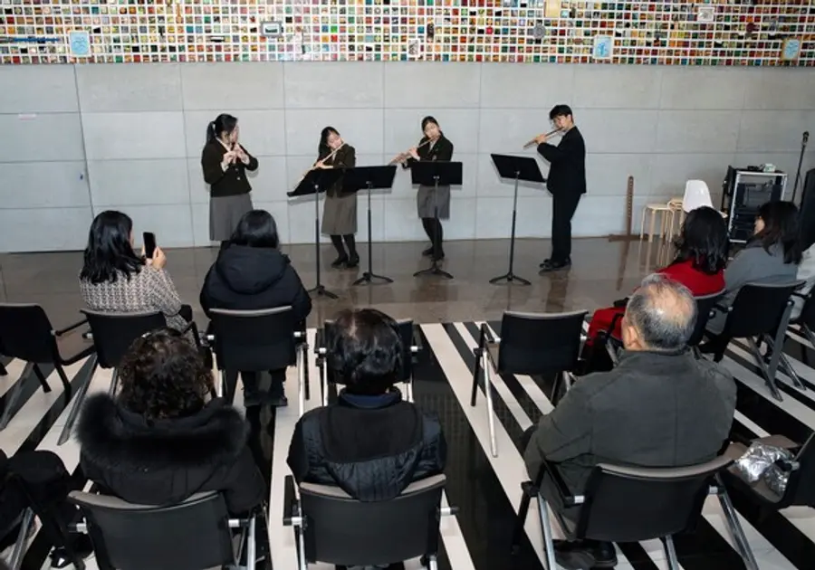 서울 정동에 위치한 예원학교 학생들이 18일 낮 광화문 흥국생명빌딩 1층 로비에서 클래식 연주회를 개최했다. 태광그룹 세화미술관이 '2024 해피뉴이어 해머링맨 프로젝트'의 일환으로 마련한 문화·예술행사의 첫번째 프로그램이다. (사진제공=태광그룹)