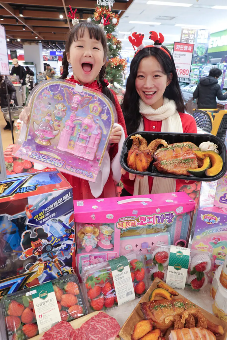 19일 오전 이마트 용산점에서 모델들이 '크리스마스 먹거리·장난감' 상품들을 소개하고 있다. 이마트는 12월 20일(금)부터 12월 26일(목)까지 일주일간 가족들이 함께 모여 즐길 수 있는 온가족 먹거리 할인 행사에 나선다. (사진제공=이마트)