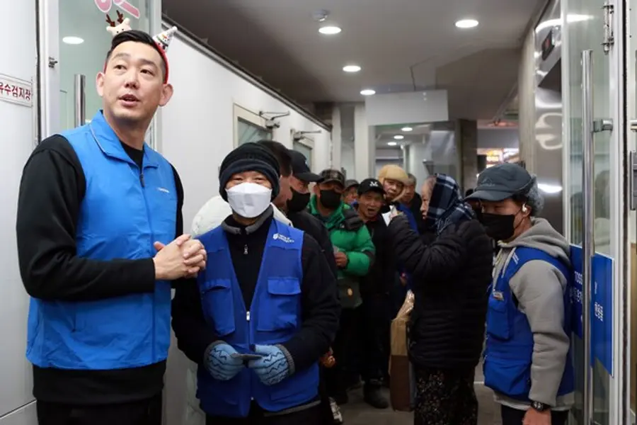 지난 20일 열린 토스뱅크 데이에 토스뱅크 직원들이 온기창고 앞에 줄을 선 주민을 안내하고 있다. [출처: 토스뱅크]