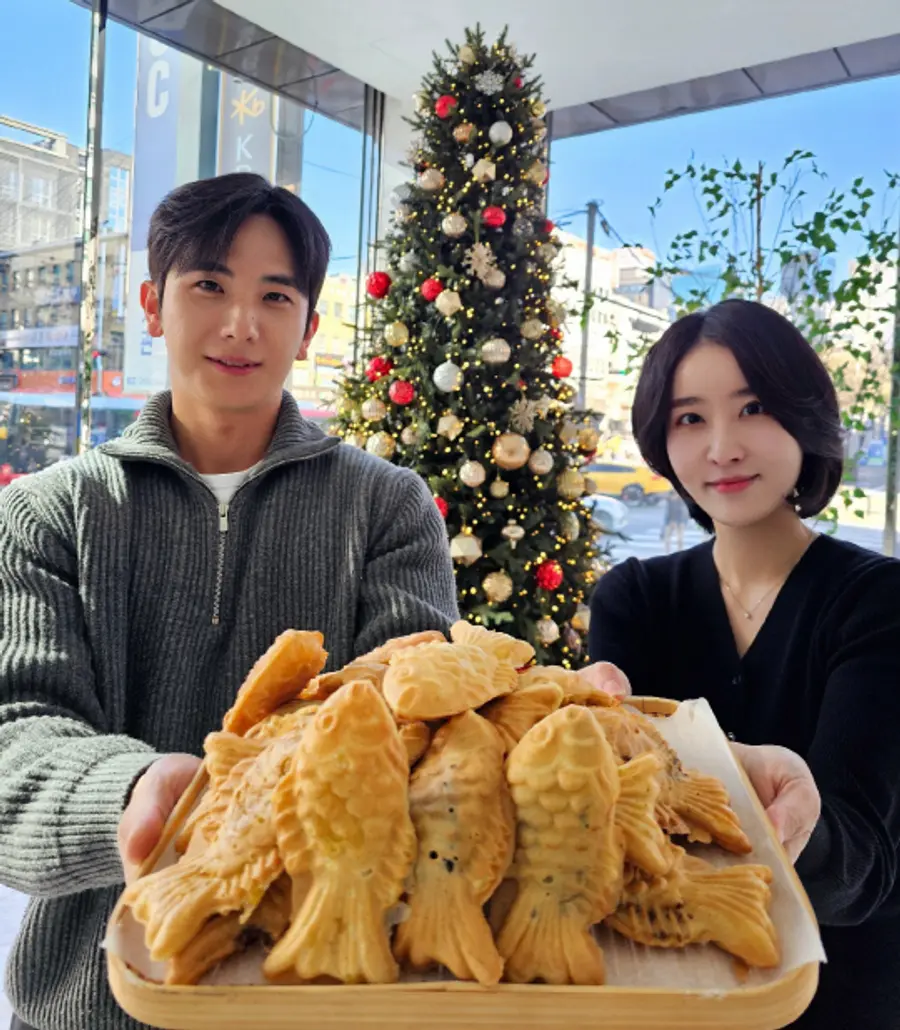 KCC가 연말을 맞아 구성원들에게 갓 구운 붕어빵을 제공하는 이벤트를 진행했다. (사진제공=KCC)