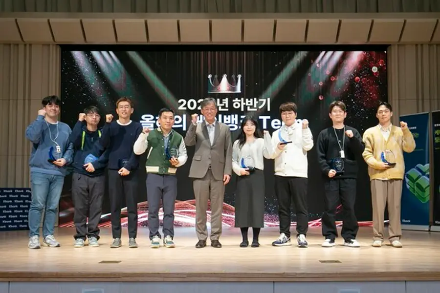 최우형 케이뱅크 행장(가운데)이 지난 23일 서울 중구 을지로 본사에서 ‘올해의 케이뱅크 팀’ 수상자들과 기념사진을 촬영했다. [출처: 케이뱅크]