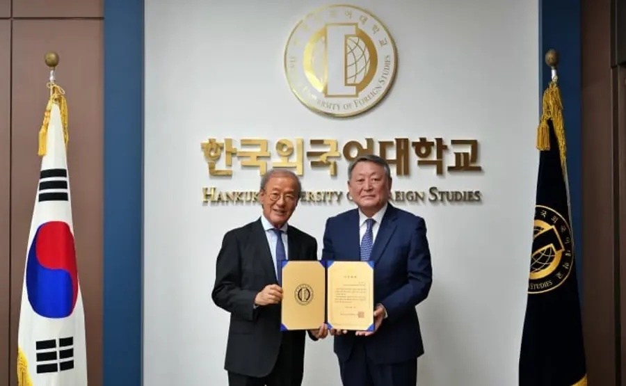 지난 9월22일 윤윤수 미스토홀딩스 회장이 한국외대에 10억원의 발전기금을 기부한 뒤 박정운(오른쪽) 한국외대 총장과 함께 기부 증서를 들고 있다.