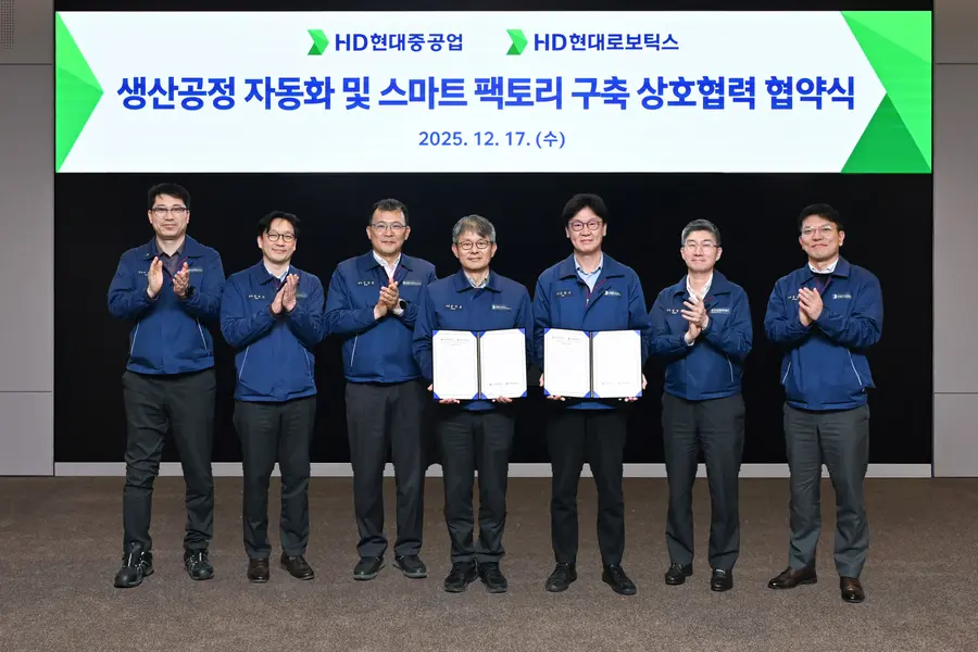 금석호(왼쪽 네번째) HD현대중공업 사장과 김완수(왼쪽 다섯번째) HD현대로보틱스 사장이 17일 울산 HD현대중공업 본사에서 ‘생산 공정 자동화 및 스마트 팩토리 구축’을 위한 상호협력 양해각서를 체결한 뒤 기념 촬영 하고 있다. HD현대중공업 제공