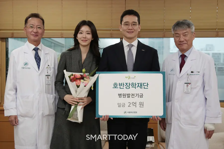 호반장학재단이 서울아산병원에 의학연구 발전을 위한 후원금 2억원을 전달했다. (사진 왼쪽 두번째 부터) 김민형 호반그룹 커뮤니케이션실 상무, 김대헌 호반그룹 기획총괄사장, 박승일 서울아산병원 병원장. (사진제공=호반그룹)
