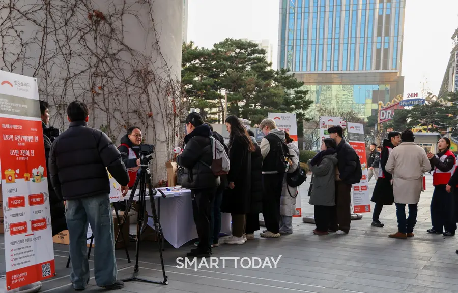 희망브리지가 서울 용산역 광장에서 공식 캐릭터 '희망프렌즈'를 활용해 시민 참여 홍보 캠페인을 펼쳤다. (사진제공=희망브리지)
