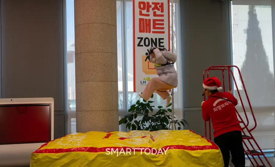 희망브리지와 LH한국토지주택공사가 진행하는 재난안전 체험교육에 참여한 아동이 안전매트 사용 실습을 하고 있다. (사진=희망브리지)
