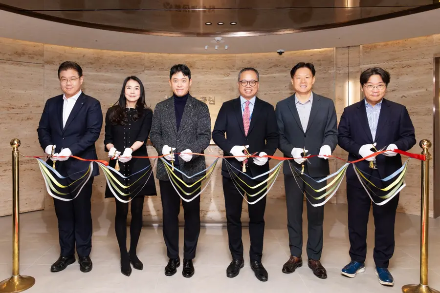 좌측부터 김봉균 Retail전략본부장, 최은정 W Prestige 강남센터 부센터장, 박세진 W Prestige 강남센터 센터장, 뤄즈펑 대표이사, 신남석 Retail사업부문대표, 권동훈 본부장