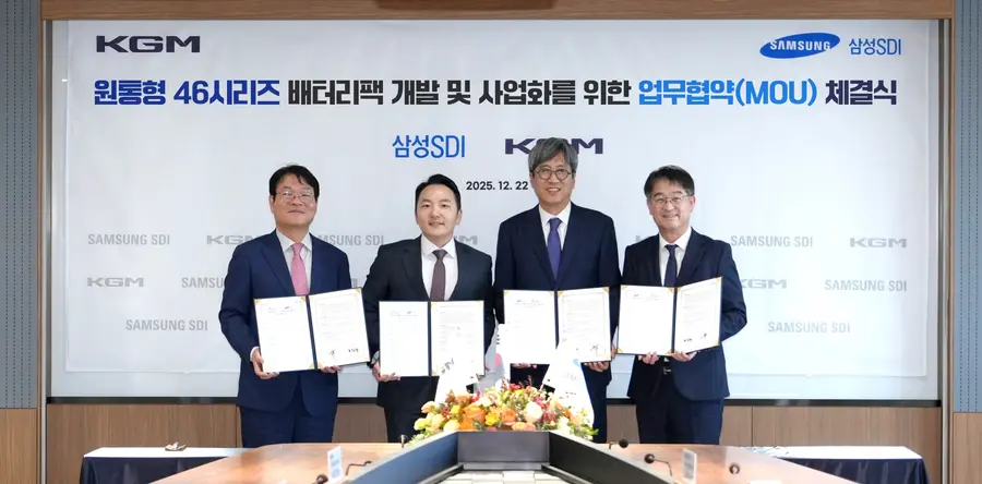 최익규 삼성SDI 소형사업부장 부사장(왼쪽 세번째)과 곽정현 KGM 사업전략부문장 사장(왼쪽 두번째). (제공 삼성전자)