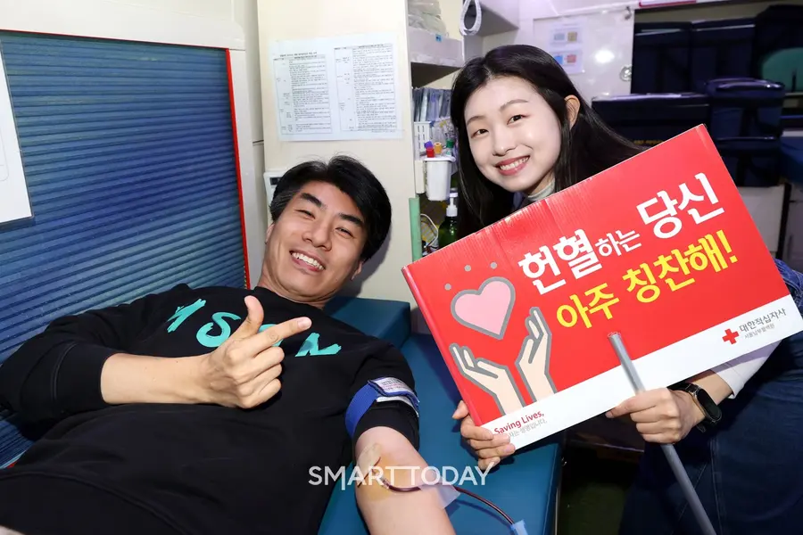 대우건설 직원이 헌혈캠페인에 참가하고 있다.(사진제공=대우건설)
